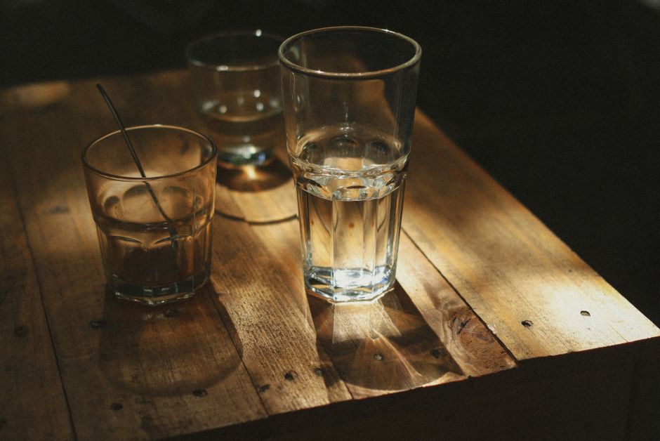 '하루 물 2리터'를 지키려다 더 피곤했다면 — 숫자보다 중요한 것